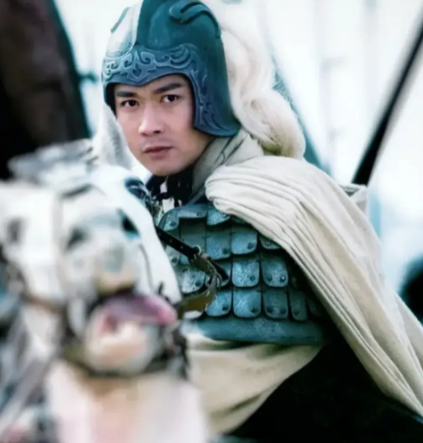 同样是被曹操包围,赵云为何能脱困而吕布不能?——从战场抉择到命运转折的深层解析