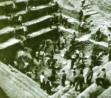 利苍墓为何不如辛追墓：历史、身份与葬俗的交织